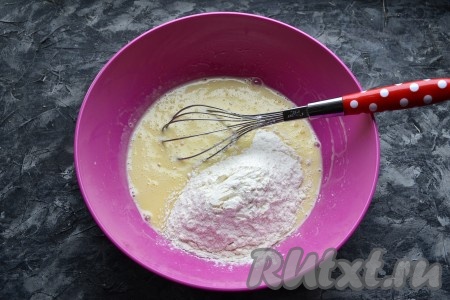 Сгущенку с яйцами тщательно перемешать венчиком, добавить муку с разрыхлителем.