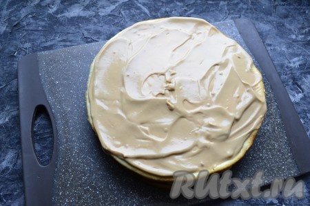 Сложить смазанные коржи один на другой.
