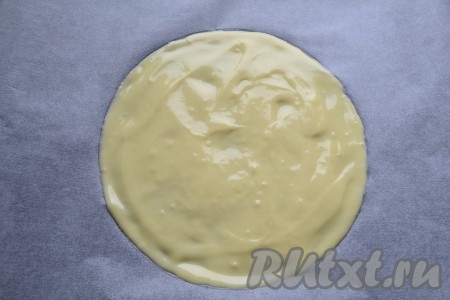 Размазать тесто ложкой по кругу в лепёшку толщиной не более 0,5 см.
