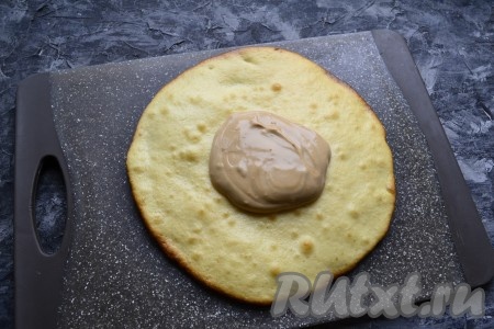 Смазать каждый корж (один корж оставить не смазанным, он будет верхним коржом торта) полученным кремом.
