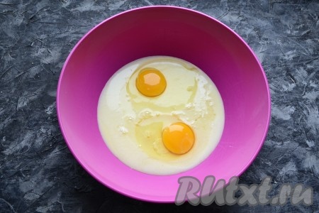 Для замешивания теста для коржей нужно к сгущённому молоку добавить сырые яйца и ванилин.