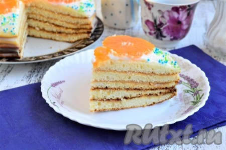 Разрез тортика. Большая часть сметанного крема впитывается в коржи, поэтому торт "Молочная девочка" становится нежным и мягким.
