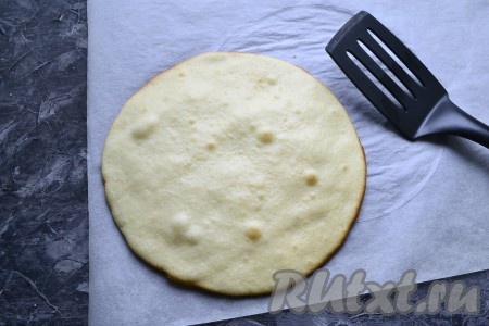 Выпекать корж в разогретой до 180 градусов духовке 4-5 минут.
