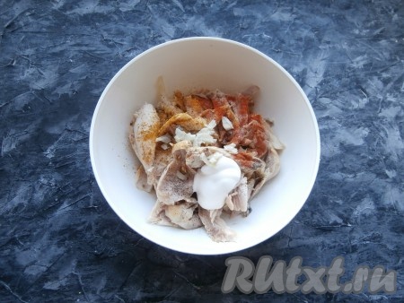 К мясу добавить нарезанный кусочками чеснок, майонез, специи, паприку, чёрный молотый перец.
