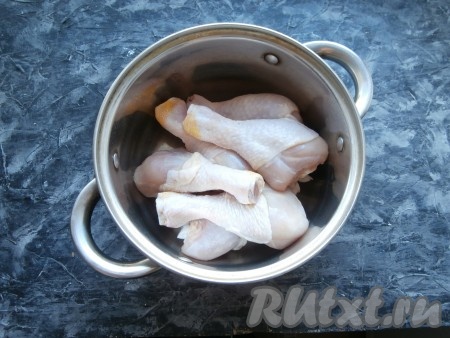 Куриные ножки вымыть, сложить в кастрюлю.
