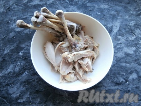 Мясо отделить от костей и хрящей. Большие косточки с ножек оставить.
