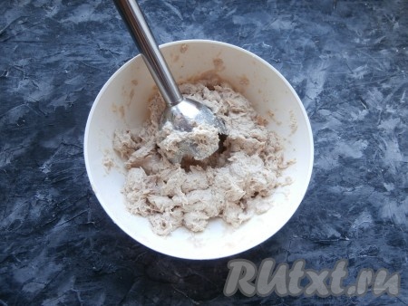 Измельчить мясо со специями и майонезом до состояния паштета погружным блендером, подливая постепенно, примерно, 3-4 столовые ложки оставленного бульона.
