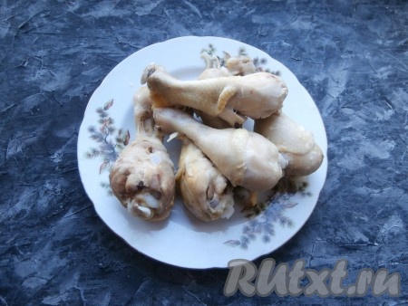 Довести до кипения, снять пену, воду посолить по вкусу, огонь убавить. Варить куриные ножки 30-40 минут, после чего переложить на тарелку и остудить их. Немного бульона отлить в пиалу (понадобится позже), а остальной - можете использовать для приготовления супа.
