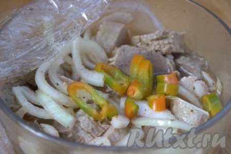 По прошествии времени к варёной свинине, замаринованной с луком, добавить нарезанный кольцами острый перец (заранее очистив перец от семян).
