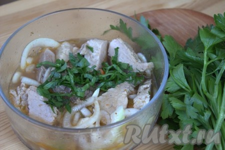 Зелень вымыть, мелко нарезать, добавить в миску к мясу, тщательно перемешать.
