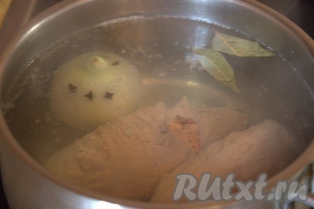 Свинину тщательно вымыть. В кастрюлю влить воду, поставить на огонь и довести до кипения. В кипящую воду аккуратно выложить мякоть свинины, 1 очищенную луковицу (в луковицу я вставила бутоны гвоздики). Добавить в кастрюлю лавровые листья и перец горошком. Дать закипеть, а затем варить мякоть свинины, накрыв кастрюлю крышкой, 40-45 минут на среднем огне. За 5 минут до окончания варки мясо посолить по вкусу.&nbsp;Готовое мясо полностью охладить.