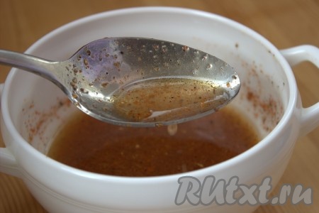 Тщательно перемешать маринад (сахар и соль должны полностью раствориться).
