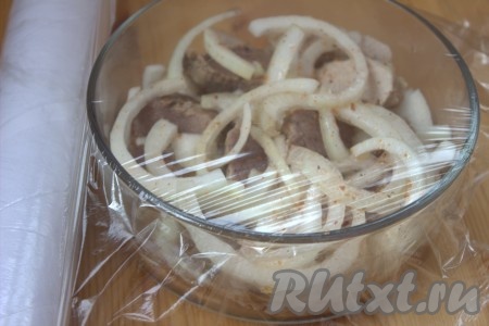 Накрыть миску с закуской пищевой плёнкой и отправить в холодильник на 4-5 часов (периодически салат нужно перемешивать).
