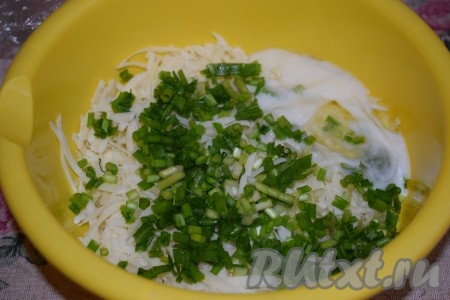 Добавим к сыру нарезанную мелко зелень (я использовала зелёный лук), кефир и яичный белок, перемешиваем и наша начинка для лепёшек готова. Разделяем её на 8, примерно, равных частей (по количеству будущих лепёшек).
