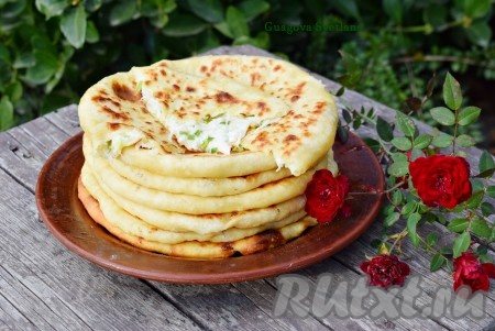 Сочные, вкусные, ароматные лепёшки с сыром сулугуни и зеленью непременно понравятся всей вашей семье. Они хороши и как дополнение к чаю или кофе, и как основное блюдо, которое можно подать с салатом из свежих овощей, соленьями или аджикой. Для того чтобы сократить время их приготовления, можно использовать 2 сковороды. Непременно попробуйте, это очень вкусно!
