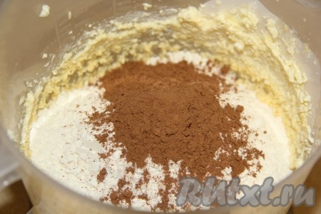 Затем всыпать муку и какао.
