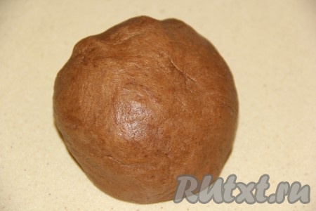 Замесить мягкое и нежное тесто, поместить его в пакет и убрать в холодильник на 1 час.
