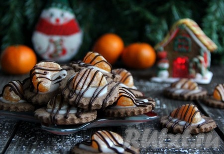 Вот такое красивое и очень вкусное шоколадное печенье с глазурью у нас получилось. Его можно приготовить на домашнее чаепитие, а можно испечь специально к какому-нибудь празднику.