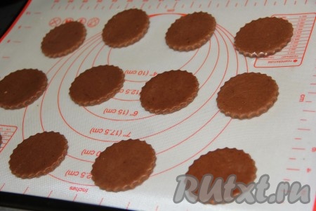 Переложить печенье на противень, застеленный пергаментом (или силиконовым ковриком).
