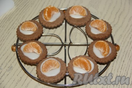 Как только глазурь подсохнет, переложить шоколадное печенье на решётку.
