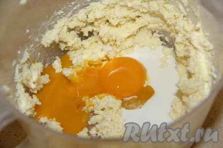 Затем добавить сахар, молоко и желтки, взбивать 3-4 минуты.
