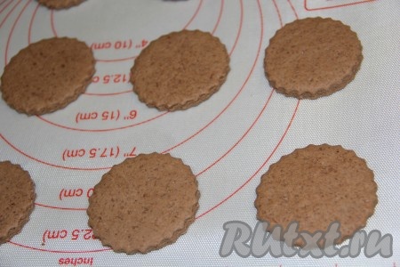 Выпекать шоколадное печенье минут 15 в духовке, разогретой до 200 градусов.
