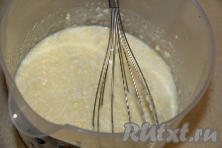 К молочно-яичной смеси влить растительное масло, уксус и растопленное негорячее сливочное масло, перемешать жидкую смесь.
