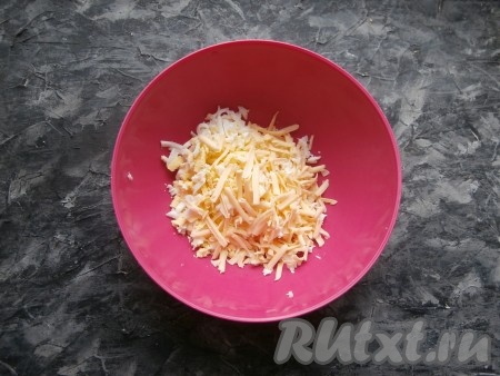 Курицу отварить в подсоленной воде в течение 35-40 минут (до готовности), если есть кости - удалить, а затем остудить. Отварить яйца (на варку потребуется минут 8-10 с начала закипания воды), остудить и очистить. Яйца и сыр натереть на средней тёрке.
