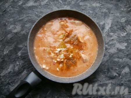 Ещё раз перемешать (до однородности жидкой части), добавить соль, специи, паприку и мелко нарезанный чеснок.
