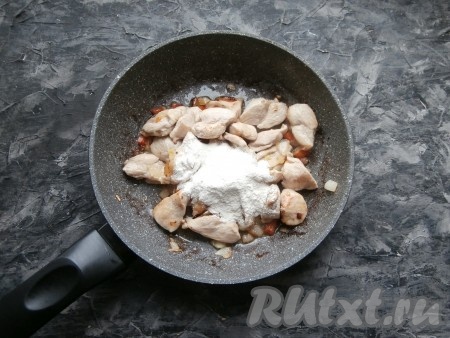 Обжарить индейку с перцем и луком, помешивая, в течение 3-4 минут (до испарения жидкости) на среднем огне, затем всыпать муку.
