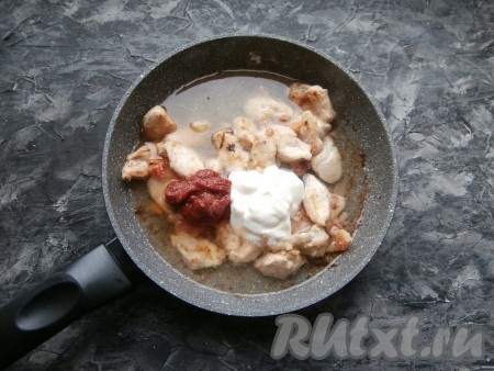 Перемешать, добавить сметану и томатную пасту, влить горячую воду.
