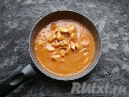 Довести подливку до кипения, прикрыть сковороду крышкой и тушить гуляш из индейки на минимальном огне около 15 минут.
