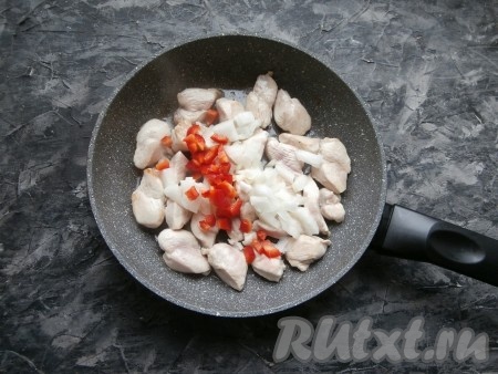 Обжарить кусочки индейки на среднем огне на растительном масле, помешивая, до изменения цвета. Добавить мелко нарезанные лук и болгарский перец.
