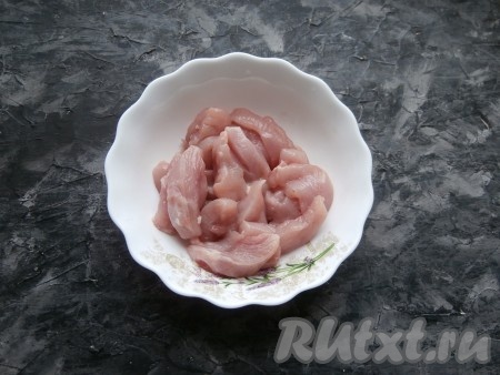 Лук и чеснок очистить, из болгарского перца удалить семена. Филе индейки нарезать небольшими, продолговатыми кусочками.
