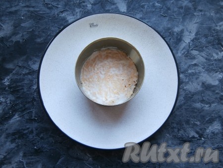 Сыр натереть на средней тёрке, выложить его первым слоем, смазать майонезом.
