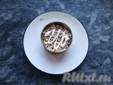 Далее идёт слой рубленных грецких орехов + майонез.
