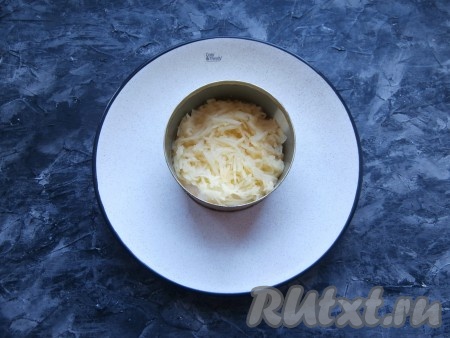 Следующим слоем выложить предварительно очищенное от кожуры и семян натёртое яблоко, сбрызнутое лимонным соком.
