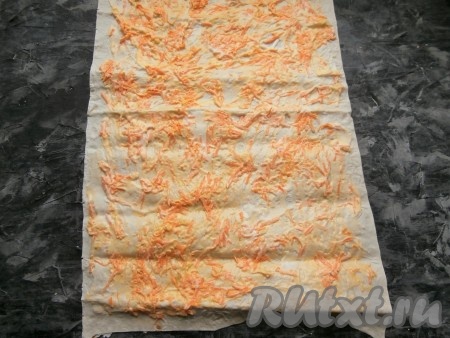 Лист лаваша смазать оставшимся майонезом, оставляя края лаваша чистыми. Поверх майонеза нанести морковную массу.

