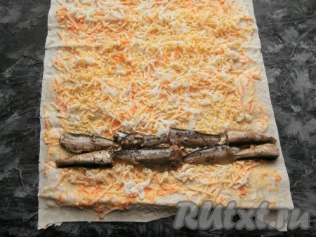 На короткий край лаваша выложить полоску из шпрот.
