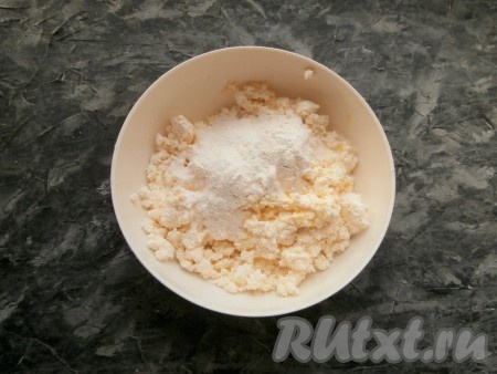 Хорошо творог перемешать, всыпать муку. Снова хорошенько перемешать. Тесто для сырников должно получиться достаточно плотным, поэтому творог нужно выбирать не слишком мягкий и влажный.

