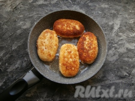 Жарить сырники в достаточном количестве растительного масла на небольшом огне до румяной корочки с двух сторон.
