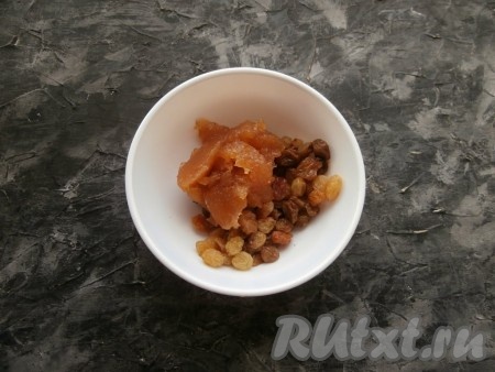 Изюм залить кипятком на 5-7 минут, затем воду слить. Изюм обсушить и дать ему остыть, затем добавить к нему любое густое варенье (можно заменить на джем или повидло).
