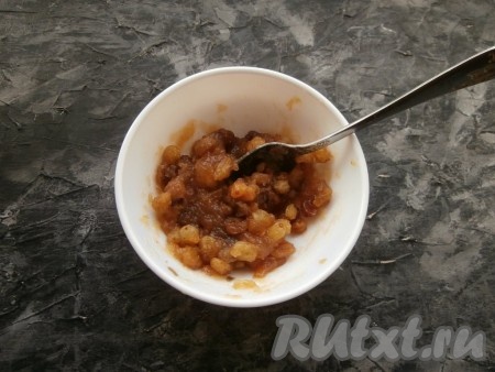 Тщательно изюм с вареньем перемешать.
