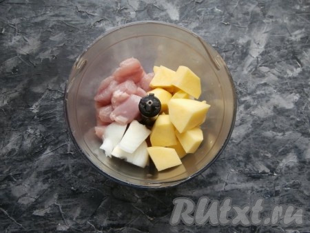 Лук и картофелину очистить, нарезать и вместе с мясом поместить в чашу блендера, измельчить (можно пропустить и через мясорубку).
