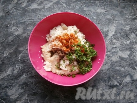 К фаршу добавить отжатый от молока хлеб, измельчённую петрушку, соль, паприку и молотый чёрный перец.