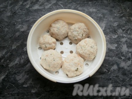 В большую чашу мультиварки налить воду, сверху поставить чашу с котлетами из индейки, закрыть крышку. Готовить на режиме "На пару" 35 минут.
