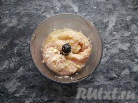 К получившейся массе добавить кусочки очищенного чеснока и сырой яичный белок, снова измельчить блендером (до получения однородного фарша).
