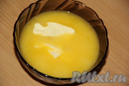 Сливочное масло растопить до жидкого состояния (можно это сделать в микроволновке), остудить.
