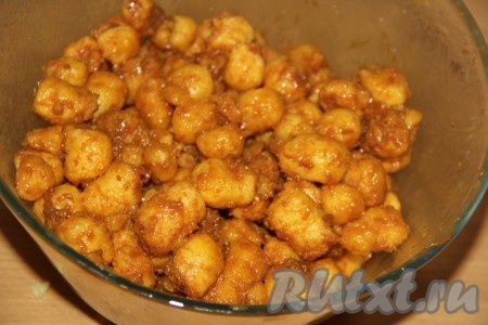 Аккуратно перемешать массу, стараясь, чтобы палочки не потеряли форму.
