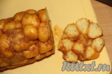 По прошествии времени достать колбаску из холодильника, снять плёнку, с помощью острого ножа нарезать на шайбочки толщиной, примерно, 2-3 см.
